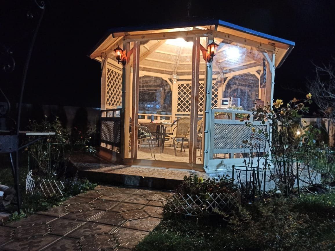 Мягкие окна ПВХ на освещенной садовой беседке в городе Курлово